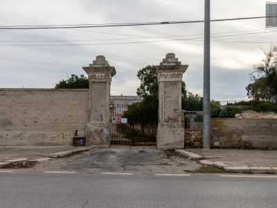 ...e, oltre due possenti colonne in pietra, una vecchia dimora in disuso �abitata� da alcuni grossi cani